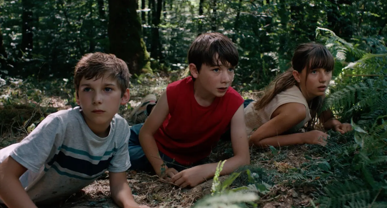 Ο Αντονίν, η Ζόχρα και ένας φάδερφός της βρίσκονται πεσμένοι κάτω καθώς κρύβονται μέσα στο δάσος.